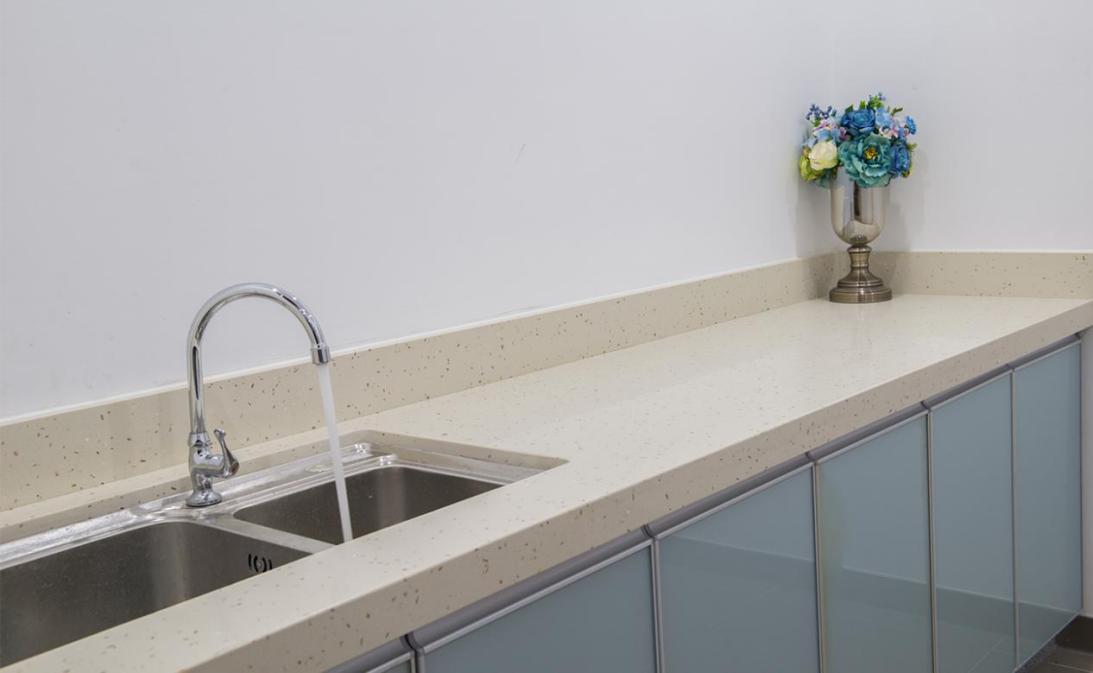 领尚石英石以高含量与高硬度，打造耐用安心的厨房台面